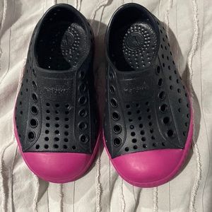 NATIVES Jefferson jiffy black/samba pink C5 good condition
C5 - Uk 4, euro 20